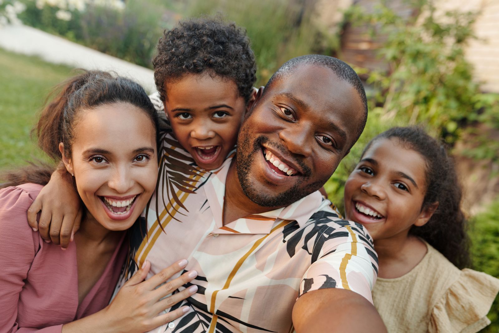 Une famille multiculturelle réunie à l’extérieur